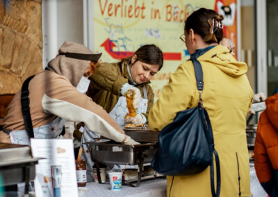 Helferinnen am Buffet geben Essen aus