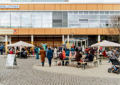 Landschaftsaufnahme vom Veranstaltungsort mit Besuchern